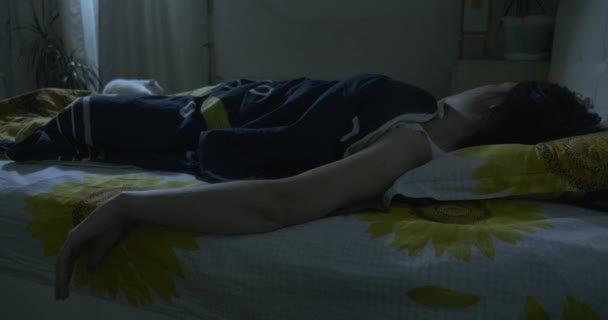 Белая Кошка Спит Кровати Рядом Молодой Женщиной Спальня Ночью — стоковое видео