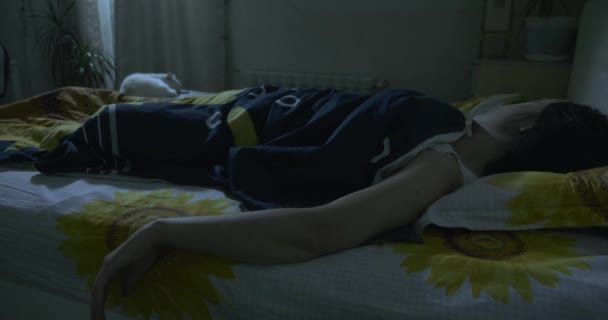 Gato Blanco Durmiendo Cama Cerca Una Mujer Joven Dormitorio Por — Vídeo de stock