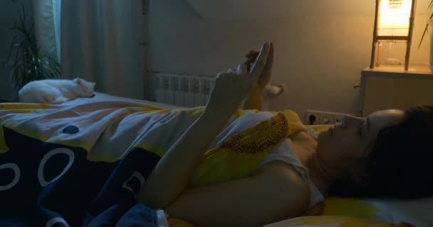 Жінка Безсонням Перегляд Інтернету Дивитися Відео Смартфоні Перед Сном Кіт — стокове відео