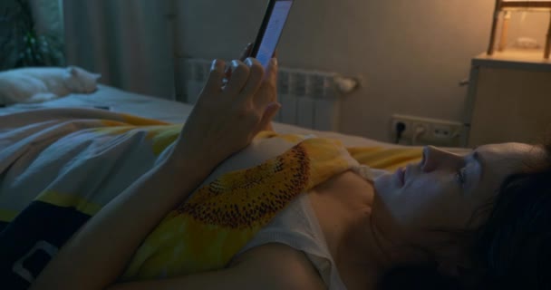 Mujer Con Insomnio Navegación Por Internet Ver Vídeo Teléfono Inteligente — Vídeo de stock