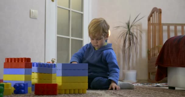 Happy Little Child Speelt Met Speelgoed Brick Constructor Tapijt Vloer — Stockvideo