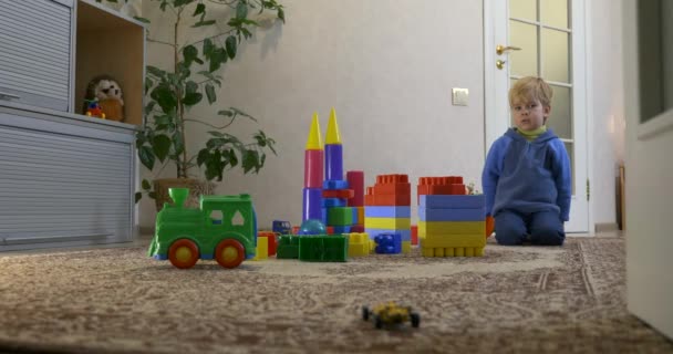 Happy Little Child Speelt Met Speelgoed Brick Constructor Tapijt Vloer — Stockvideo