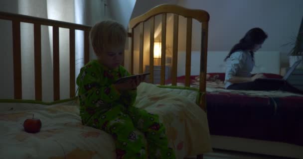 Bambino Guardando Cartoni Animati Video Madre Navigazione Web Internet Navigazione — Video Stock