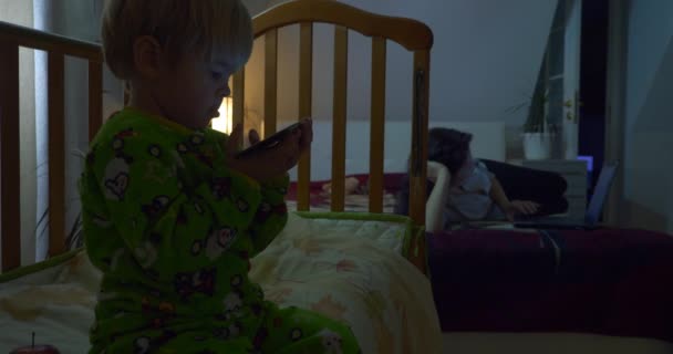 Oglądanie Filmów Kreskówek Mother Surfing Internet Przeglądanie Serwisów Społecznościowych Laptopie — Wideo stockowe