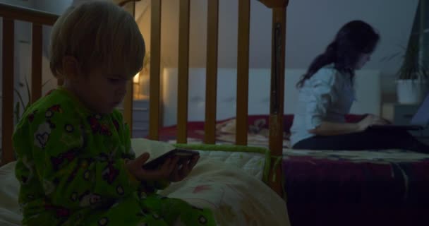 Kindertekenfilmpjes Kijken Moeder Surfen Het Web Internet Browsing Social Networks — Stockvideo