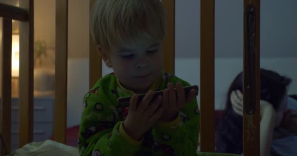 아이들은 비디오를 Mother Surfing Web Internet Browsing Social Networks Laptop — 비디오