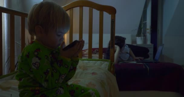 Criança Assistindo Desenhos Animados Vídeos Mother Surfing Web Internet Navegando — Vídeo de Stock