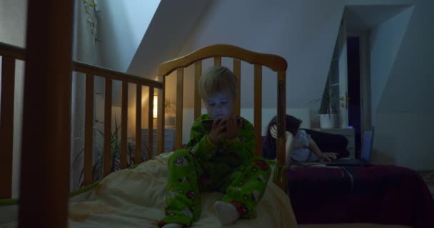 Çocuk Filmleri Zleyen Videolar Anne Sörf Nterneti Laptop Sosyal Tarama — Stok video