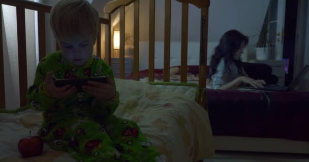 Criança Assistindo Desenhos Animados Vídeos Mother Surfing Web Internet Navegando — Vídeo de Stock