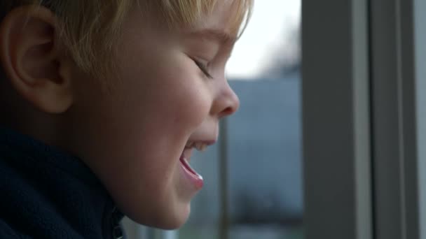 Zamyšlené Dítě Začne Smát Zatímco Dívá Okna Vážný Chlapec Stojí — Stock video
