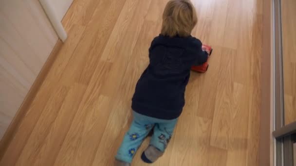 Peuter Kind Jongen Speelt Met Red Toy Car Laminaat Vloeren — Stockvideo