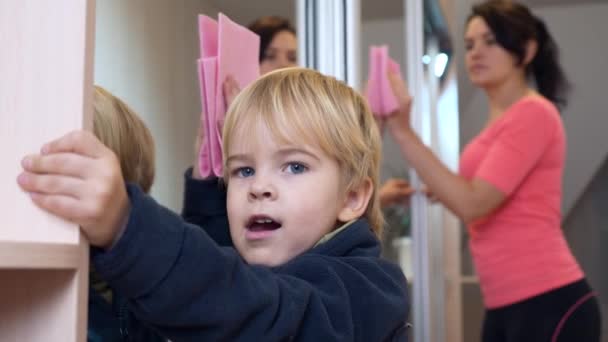 Kind Zoon Helpt Moeder Schoonmaken Huis Vegen Stof Spiegel Garderobe — Stockvideo