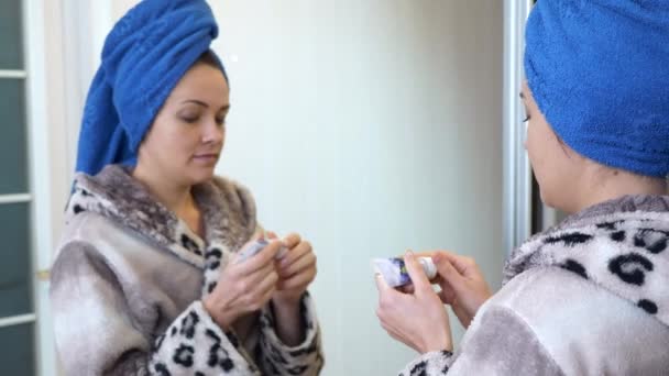 Femme Qui Applique Crème Cosmétique Pour Visage Mettre Masque Sur — Video