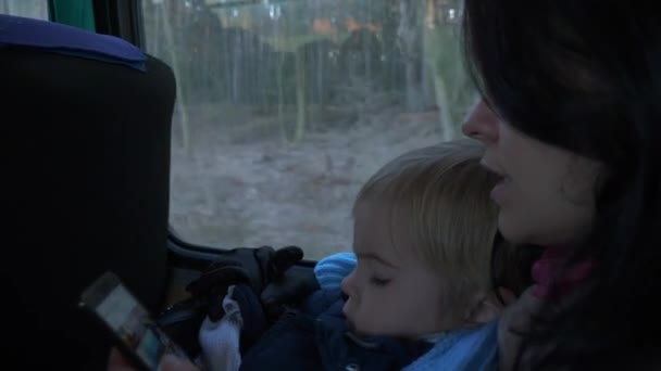 Viagem Mãe Criança Ônibus Passageiro Mulher Navegando Rede Social Smartphone — Vídeo de Stock