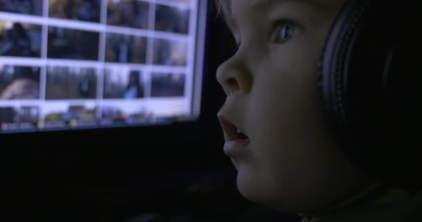 Twarz Dziecka Słuchawkach Chłopiec Ogląda Film Wideo Ekranie Monitora Komputerowego — Wideo stockowe