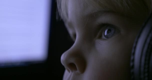Olhos Azuis Infantis Perto Tela Monitor Computador Reflexão Emoções Reação — Vídeo de Stock