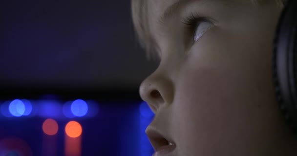 Visage Enfant Dans Casque Garçon Regarde Film Vidéo Sur Écran — Video