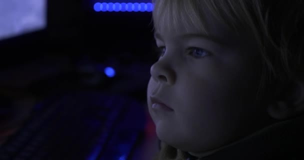 Zbliżenie Twarzy Dziecka Chłopiec Ogląda Film Wideo Ekranie Monitora Komputerowego — Wideo stockowe
