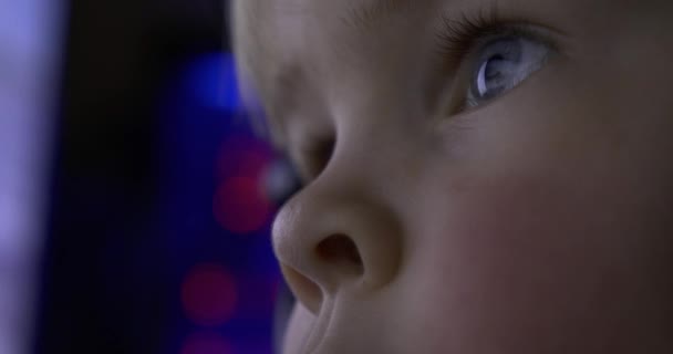 Olhos Azuis Infantis Perto Tela Monitor Computador Reflexão Emoções Reação — Vídeo de Stock