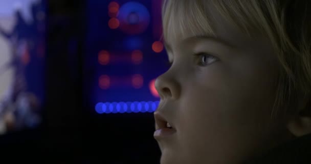 Zbliżenie Twarzy Dziecka Chłopiec Ogląda Film Wideo Ekranie Monitora Komputerowego — Wideo stockowe