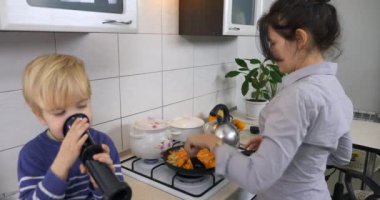 Ev hanımı, 4K 'daki Mutfakta Çocukla Vejetaryen Vejetaryen Yemeği Hazırlamakla meşgul.