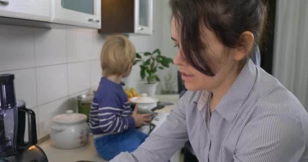 Família Ocupada Cozinha Pressa Preparando Comida Com Criança — Vídeo de Stock