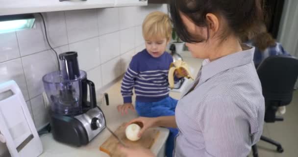 Жінка Кусає Цибулю Ножем Кухні Зайнята Домогосподарка Доглядає Матір Готуючи — стокове відео