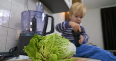 Mutfak Masasında Çin Napa Lahanası. Sağlıklı Yaşam Tarzı Çocuk Oyunları Arkaplanda