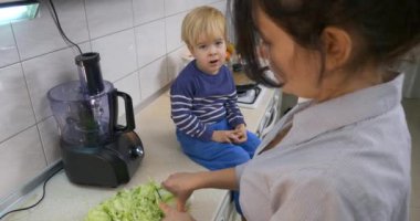 Kadın, Napa Cabbage 'ı mutfak bıçağıyla kesiyor. 4K ile Vejetaryen Vejetaryen Yemeği hazırlamakla meşgul ev hanımı.