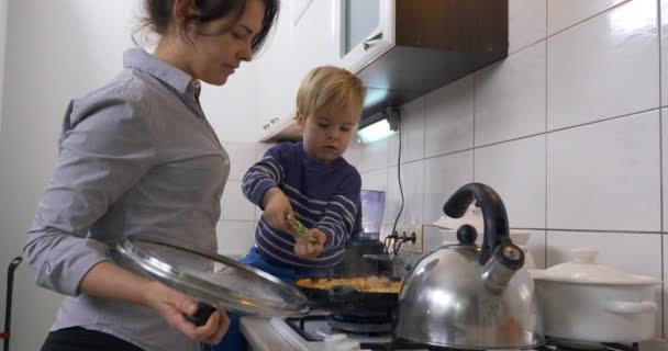 Filho Filho Ajuda Mãe Cozinhar Comida Refeição — Vídeo de Stock