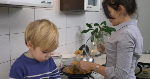 Elfoglalt Háziasszony Gondoskodó Anya Felkészülés Vegetáriánus Vegán Élelmiszer Gyerekkel Konyhában — Stock videók