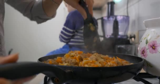 Rušný Hospodyně Pečující Matka Příprava Vegetariánské Vegan Potravin Dítětem Kuchyni — Stock video