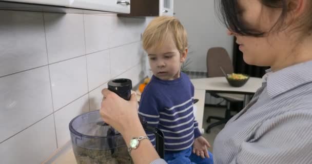 Mor Med Barn Bearbetning Lentil Pate Hälsosam Mat Matlagning Mixer — Stockvideo