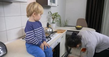 Taze pişmiş sağlıklı mayasız ekmek almak Gaz Fırını 'nın açılışından. Anne Bakımı Mutfak 4K 'da çocuklu vejetaryen vejetaryen yemeği