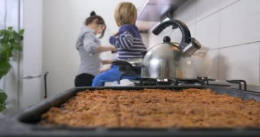 Yakın plan taze pişmiş sağlıklı mayalanmamış ekmek. Anne Aşçılığı Hazırlama Vejetaryen Vejetaryen Yemeği Çocuk Mutfağında 4K