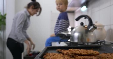 Yakın plan taze pişmiş sağlıklı mayalanmamış ekmek. Anne Aşçılığı Hazırlama Vejetaryen Vejetaryen Yemeği Çocuk Mutfağında 4K