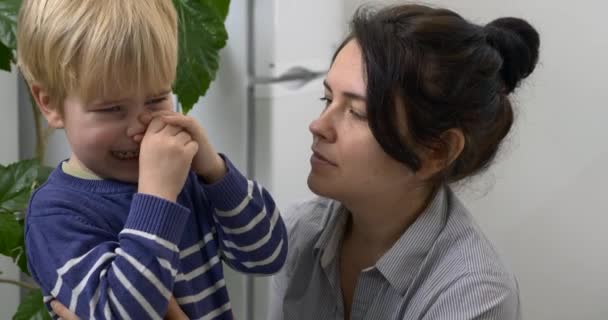 Dítě Pláče Matka Uklidňuje Uklidňující Utěšující Pláč Syna Polibky Kuchyni — Stock video
