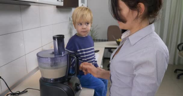 厨房4K烹调搅拌机中的儿童加工扁豆馅饼健康食品的母亲 — 图库视频影像