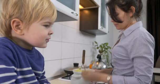 Mãe Com Filho Cozinhar Purê Batata Dona Casa Preparando Comida — Vídeo de Stock