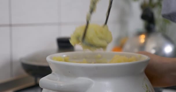 Närbild Kvinna Matlagning Potatis Puré Hemmafru Förbereda Vegetarisk Vegansk Mat — Stockvideo