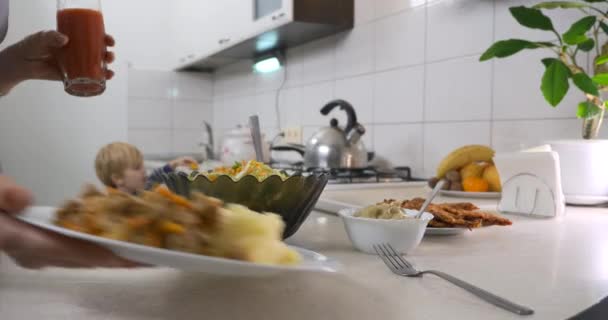 Fürsorgliche Hausfrau Serviert Pürierte Salatgerichte Liebevolle Mutter Bereitet Vegetarisch Veganes — Stockvideo