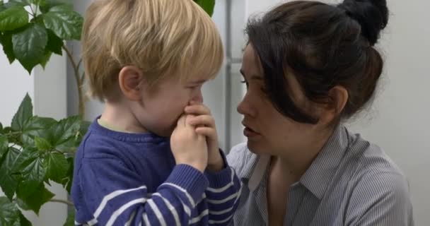 Dítě Pláče Matka Uklidňuje Uklidňující Utěšující Pláč Syna Objetí Polibky — Stock video