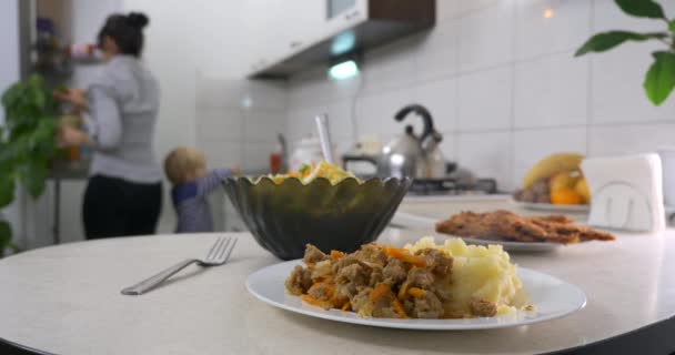 Zorgvuldige Huisvrouw Die Puree Salade Gerechten Serveert Liefdevolle Moeder Voorbereiding — Stockvideo