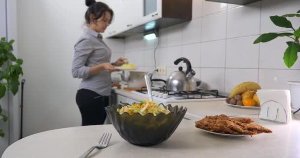 Cuidados Dona Casa Servindo Purê Salada Pratos Refeição Mãe Amorosa — Vídeo de Stock