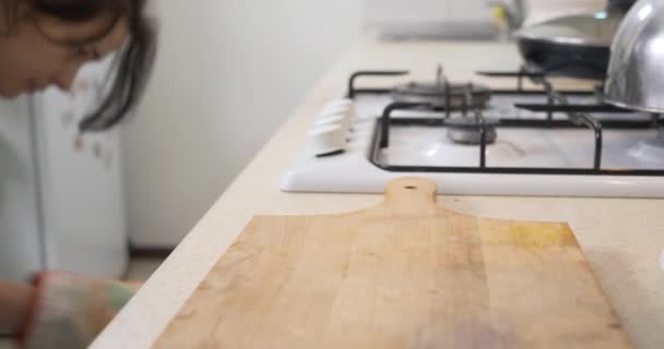 Ama Casa Cocinando Pastel Chocolate Para Hornear Estufa Gas Cocina — Vídeos de Stock