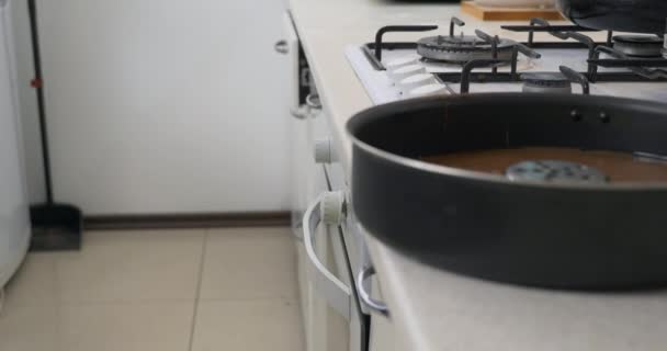 Домогосподарка Готує Випічку Шоколадного Торта Газовій Плиті Кухня Вдома Розмитий — стокове відео
