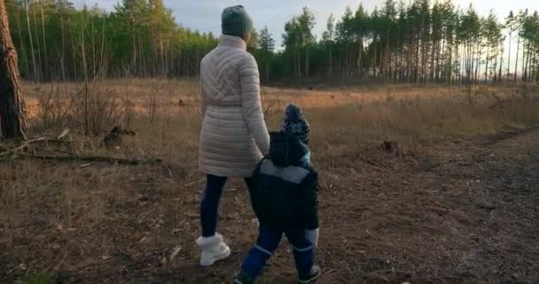 Mutter Mit Kind Winterkleidung Beim Wandern Herbstwald Abend Sonnenuntergang Malerische — Stockvideo
