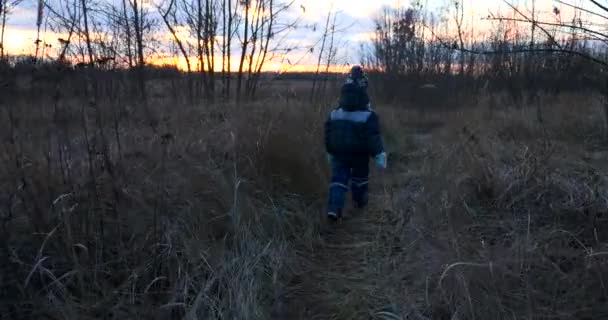 Gyalogösvényen Futó Gyermek Üldözése Téli Őszi Este Ország Tájkép Vidéki — Stock videók