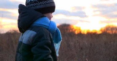 Patika Yolu 'nda Yürüyen Çocuk' u İzliyorum. Kış Sonbahar Akşamı Kırsal Manzara 4K