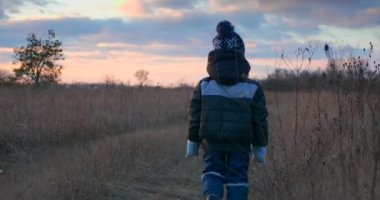 Patika Yolu 'nda Yürüyen Çocuk' u İzliyorum. Kış Sonbahar Akşamı Kırsal Manzara 4K